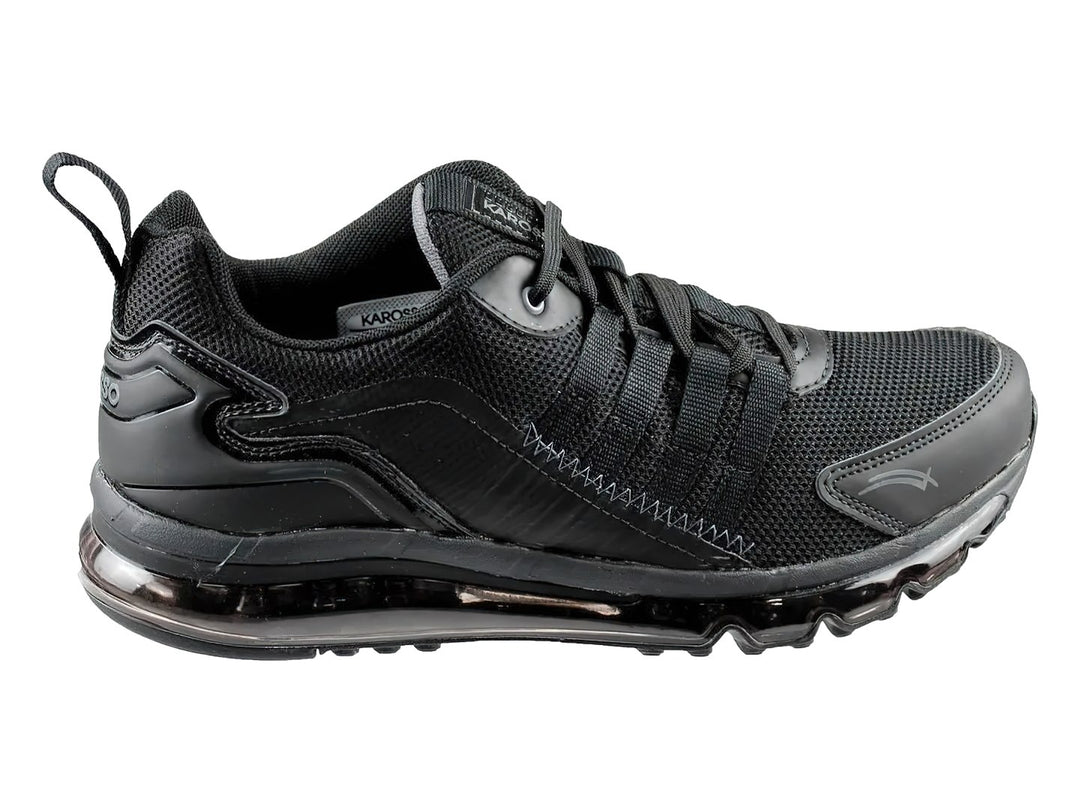 Tenis deportivos de baloncesto color negro con suela de aire y tejido de malla.