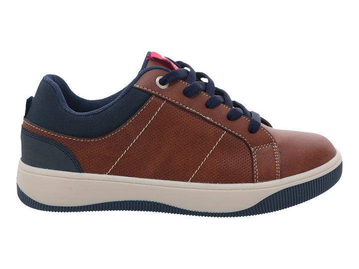 Tenis casuales para niño en color cognac con detalles en azul marino y suela blanca.