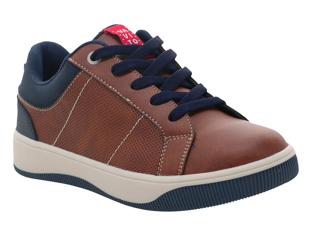 Tenis casuales para niño en color cognac con detalles en azul marino y suela blanca.