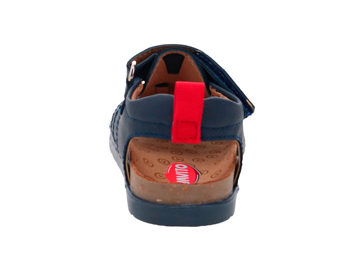 Sandalia infantil color azul marino con punta cerrada y correa de ajuste con velcro.