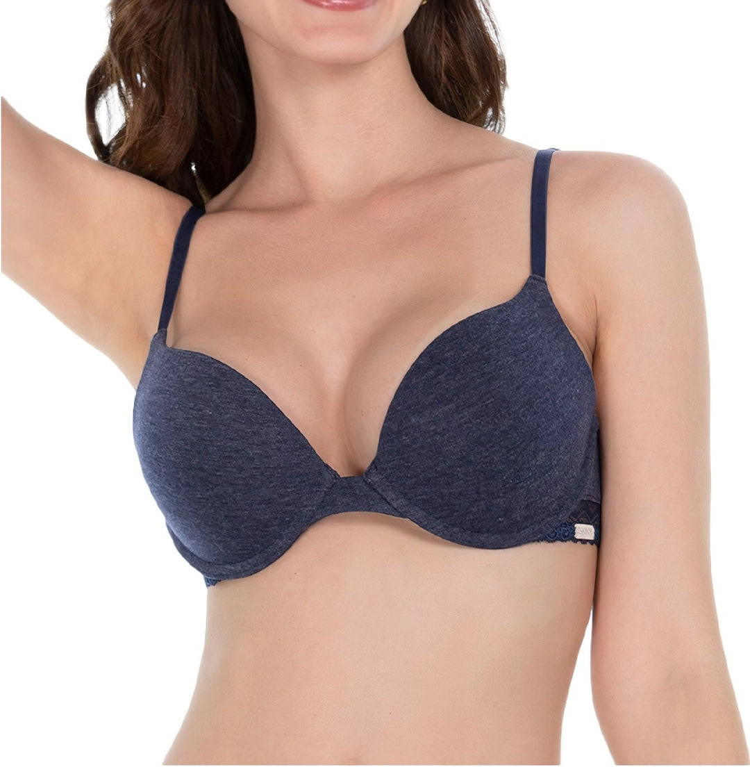 Mujer vistiendo un brasier de color azul marino.