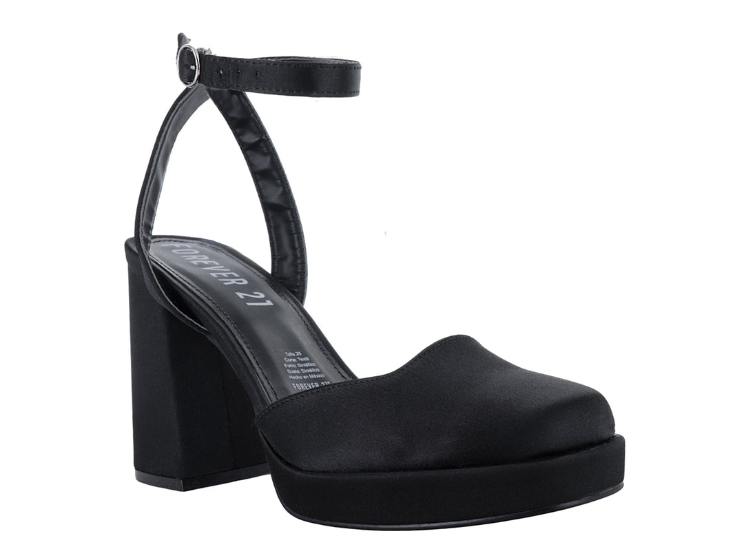 Sandalia negra de Forever 21 con tacón cuadrado, plataforma y correa ajustable al tobillo.