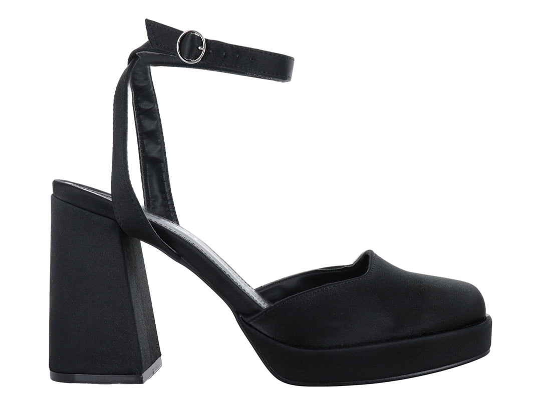 Sandalia negra de Forever 21 con tacón cuadrado, plataforma y correa ajustable al tobillo.