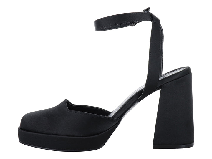 Sandalia negra de Forever 21 con tacón cuadrado, plataforma y correa ajustable al tobillo.