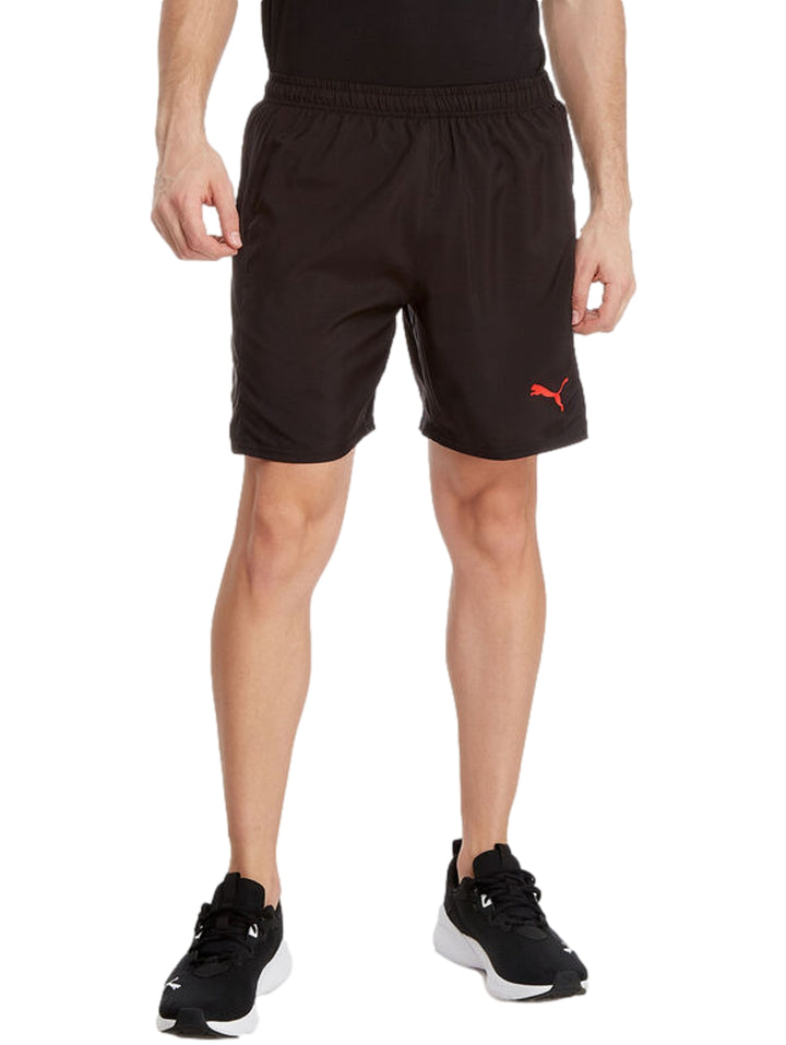 Hombre vistiendo shorts deportivos color negro de la marca PUMA