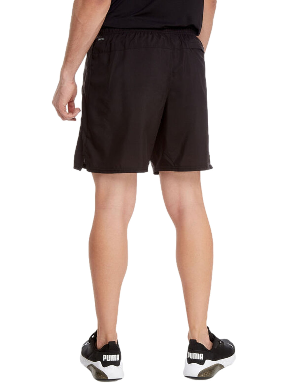 Hombre vistiendo shorts deportivos color negro de la marca PUMA