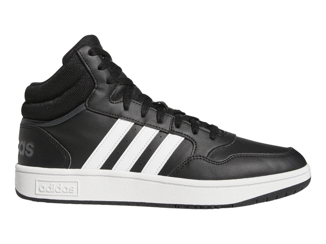 Tenis Adidas Hoops 3.0 Mid color negro con tres franjas blancas y suela blanca.