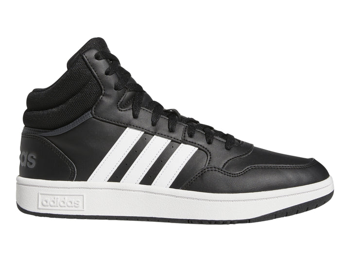 Tenis Adidas Hoops 3.0 Mid color negro con tres franjas blancas y suela blanca.