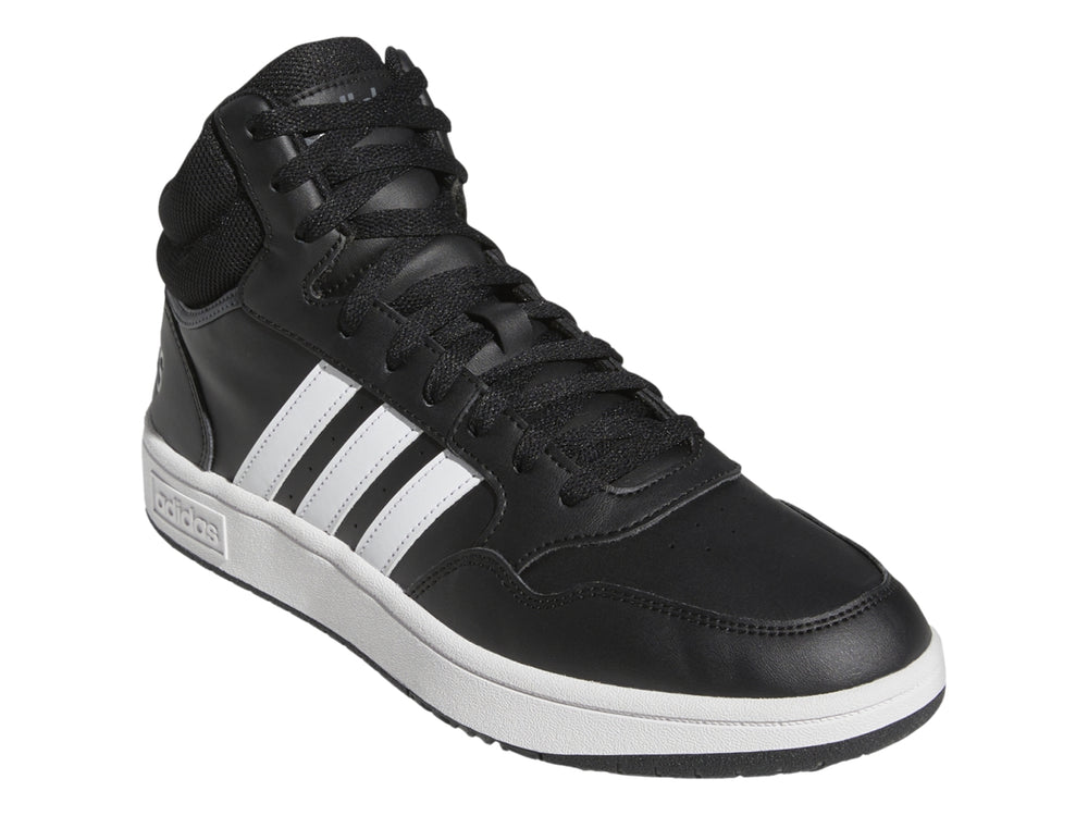 Tenis Adidas Hoops 3.0 Mid color negro con tres franjas blancas y suela blanca.