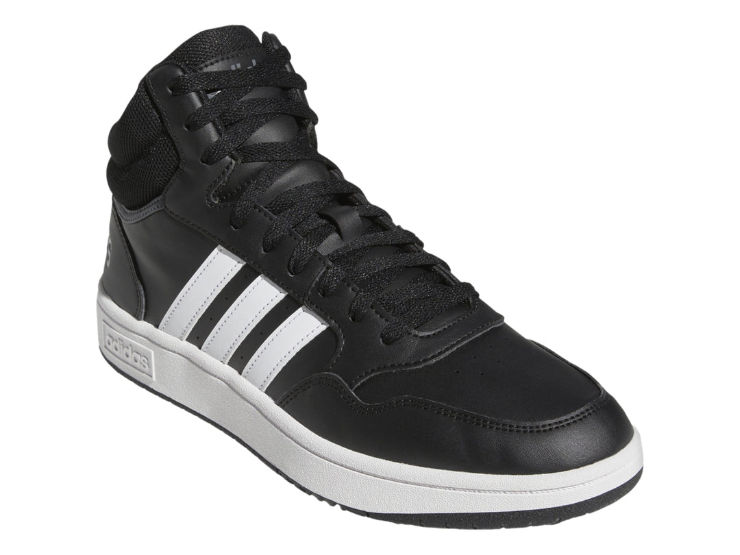 Tenis Adidas Hoops 3.0 Mid color negro con tres franjas blancas y suela blanca.