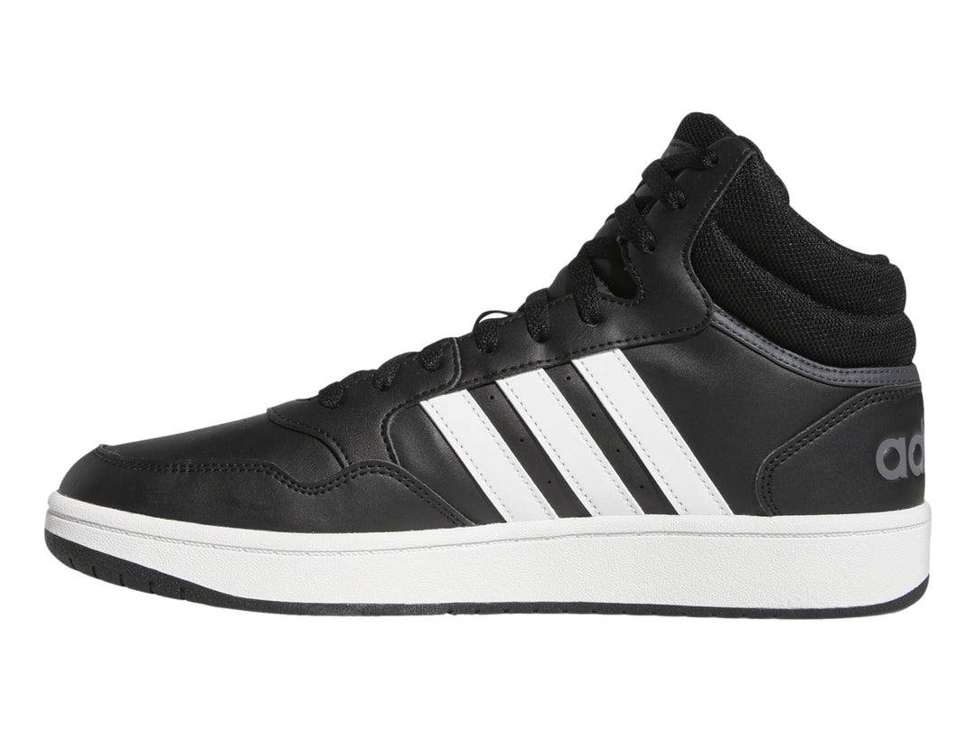 Tenis Adidas Hoops 3.0 Mid color negro con tres franjas blancas y suela blanca.