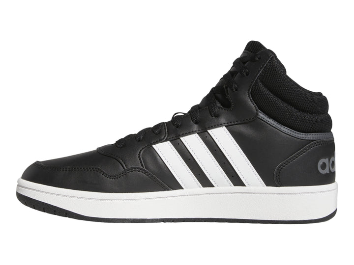 Tenis Adidas Hoops 3.0 Mid color negro con tres franjas blancas y suela blanca.