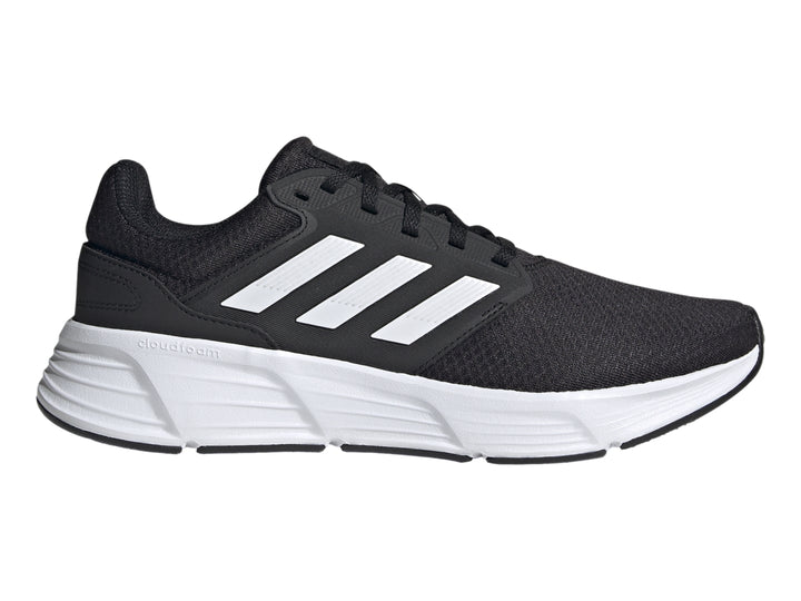 Tenis deportivos Adidas Galaxy 6 en color negro con suela y franjas laterales blancas.