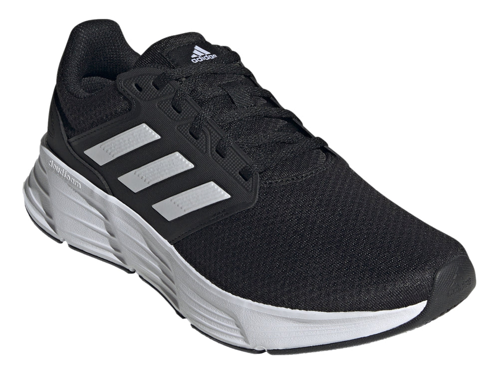Tenis deportivos Adidas Galaxy 6 en color negro con suela y franjas laterales blancas.
