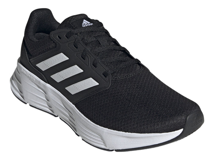 Tenis deportivos Adidas Galaxy 6 en color negro con suela y franjas laterales blancas.