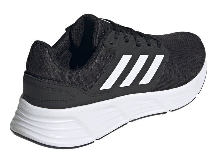Tenis deportivos Adidas Galaxy 6 en color negro con suela y franjas laterales blancas.