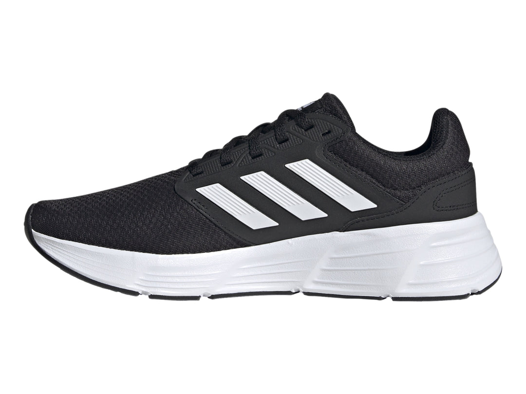 Tenis deportivos Adidas Galaxy 6 en color negro con suela y franjas laterales blancas.