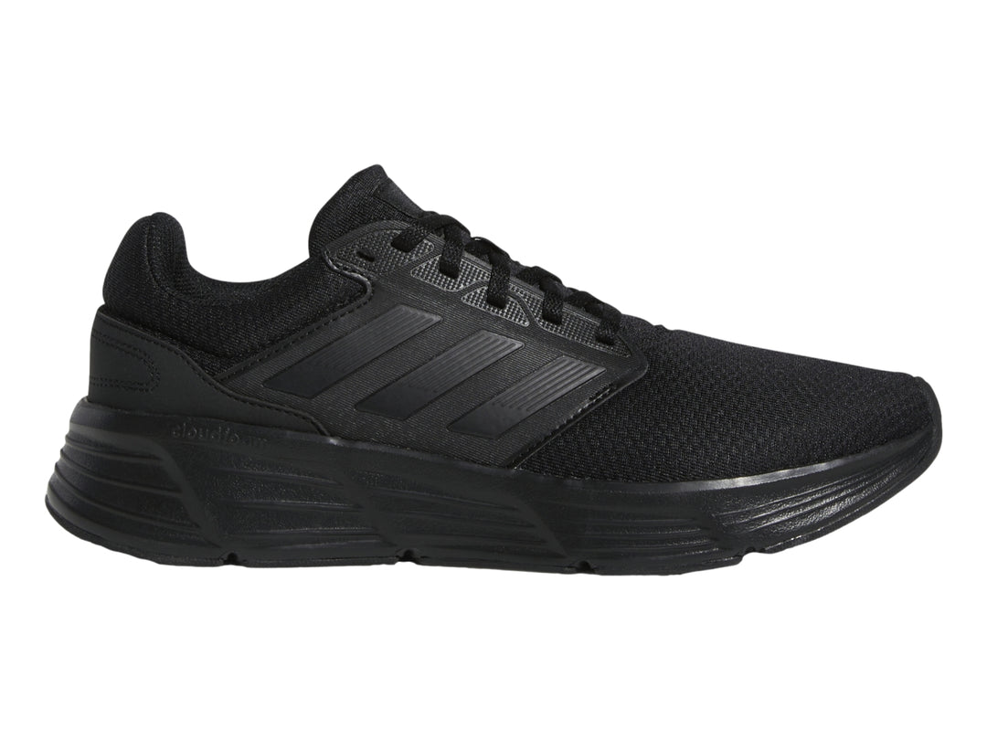 Tenis deportivos Adidas Galaxy 6 en color negro total, vista lateral.