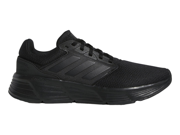 Tenis deportivos Adidas Galaxy 6 en color negro total, vista lateral.