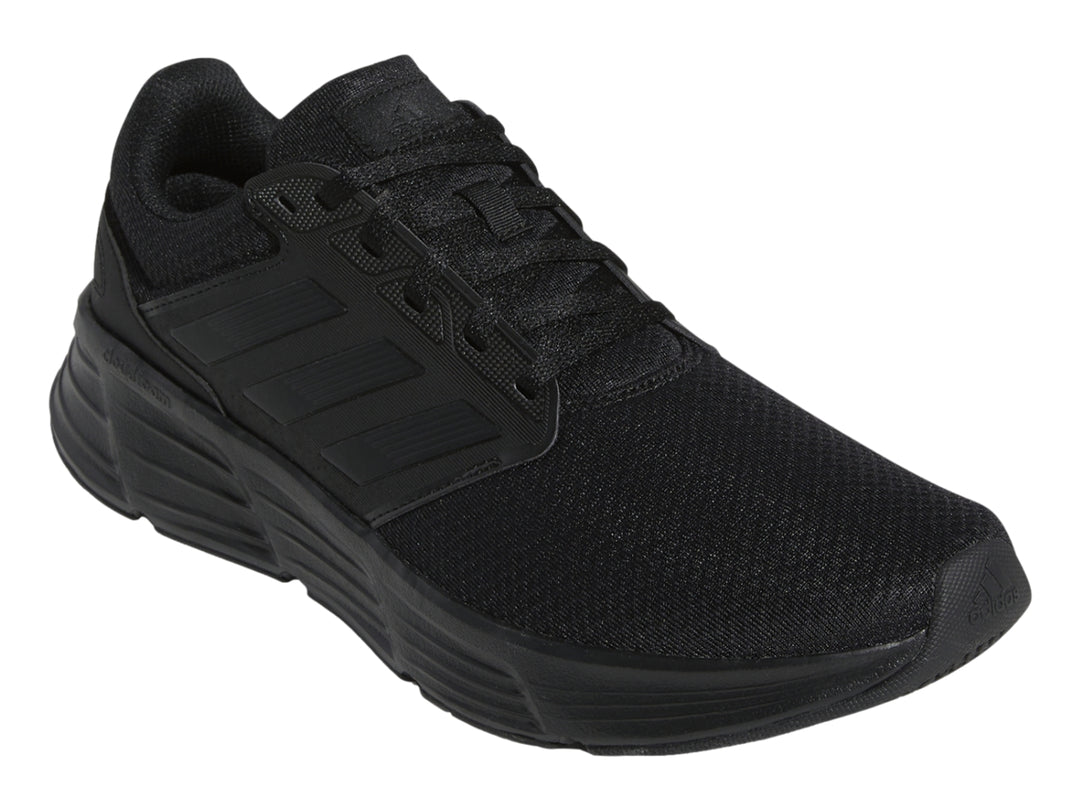 Tenis deportivos Adidas Galaxy 6 en color negro total, vista lateral.