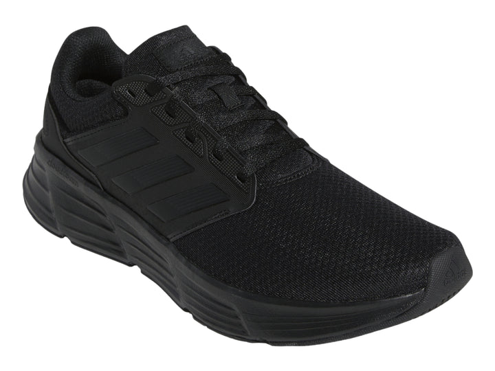 Tenis deportivos Adidas Galaxy 6 en color negro total, vista lateral.