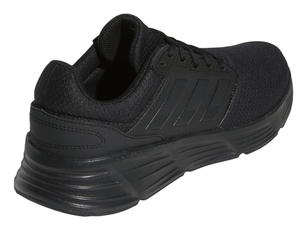 Tenis deportivos Adidas Galaxy 6 en color negro total, vista lateral.