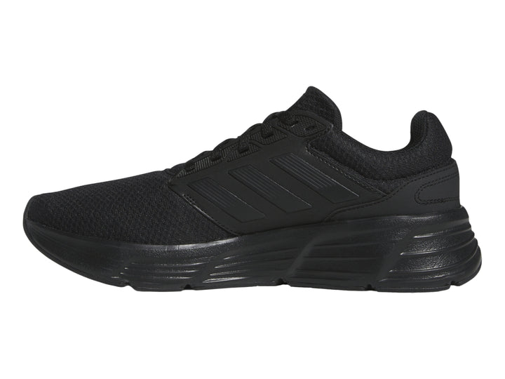Tenis deportivos Adidas Galaxy 6 en color negro total, vista lateral.