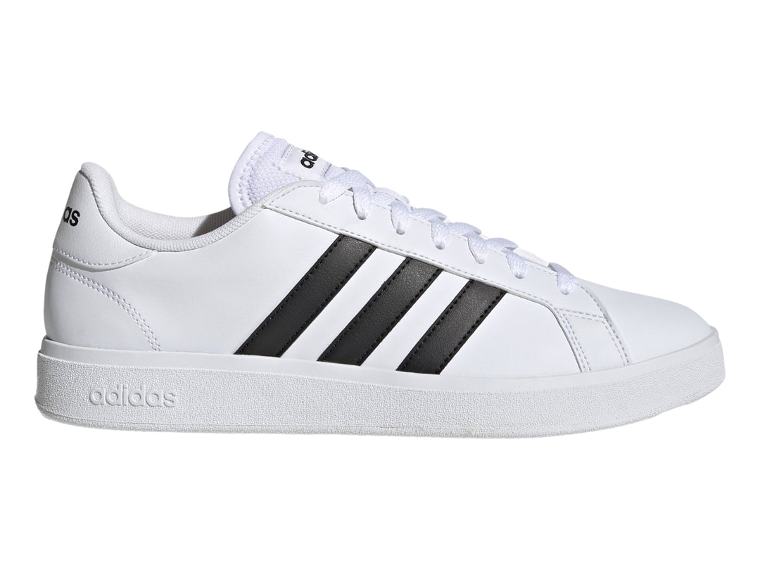 Tenis Adidas Grand Court Base 2.0 en color blanco con tres franjas negras laterales y suela blanca.