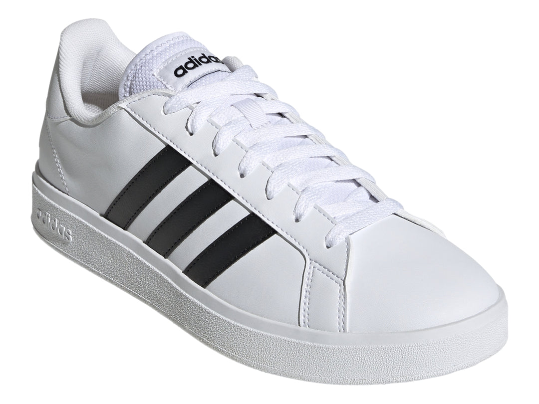 Tenis Adidas Grand Court Base 2.0 en color blanco con tres franjas negras laterales y suela blanca.