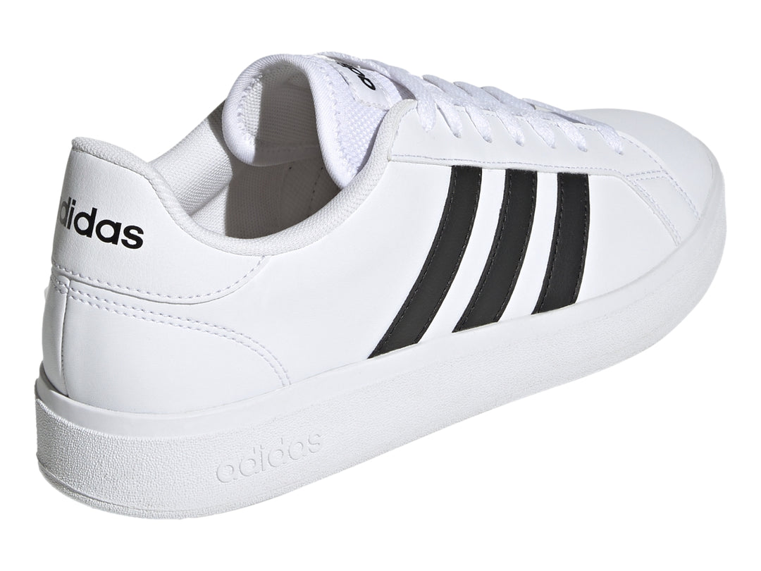 Tenis Adidas Grand Court Base 2.0 en color blanco con tres franjas negras laterales y suela blanca.