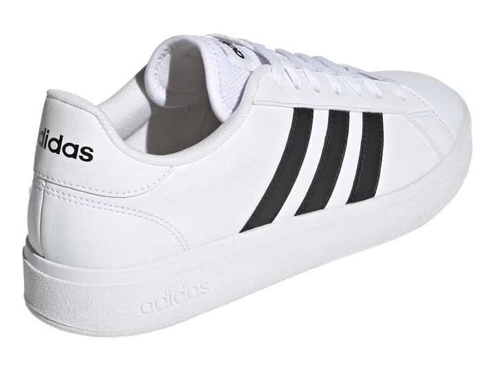 Tenis Adidas Grand Court Base 2.0 en color blanco con tres franjas negras laterales y suela blanca.