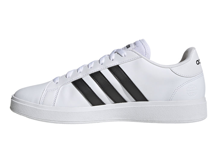 Tenis Adidas Grand Court Base 2.0 en color blanco con tres franjas negras laterales y suela blanca.