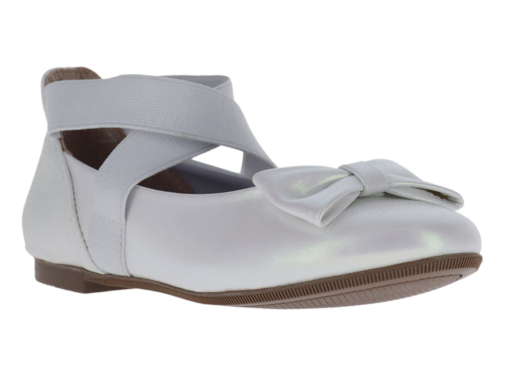 Zapato plano blanco iridiscente para niña con moño frontal y correas cruzadas.