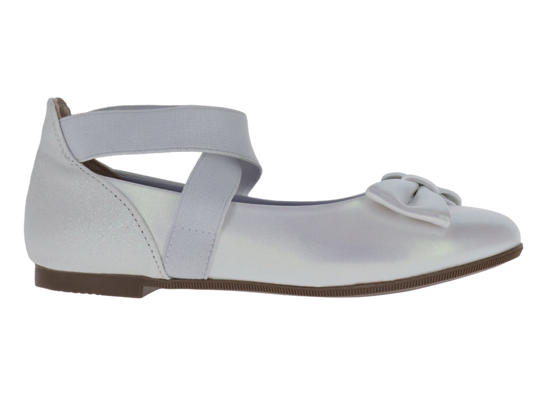 Zapato plano blanco iridiscente para niña con moño frontal y correas cruzadas.