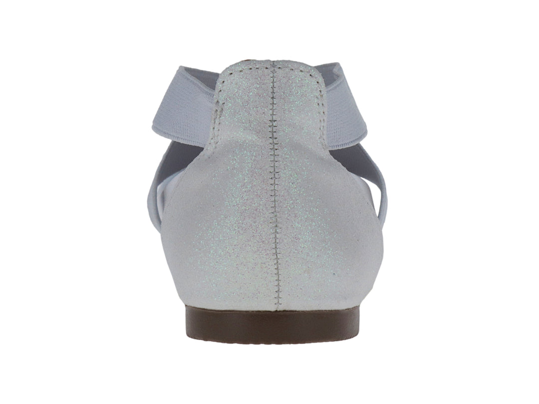 Zapato plano blanco iridiscente para niña con moño frontal y correas cruzadas.