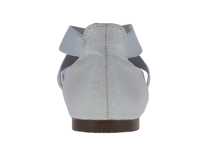 Zapato plano blanco iridiscente para niña con moño frontal y correas cruzadas.