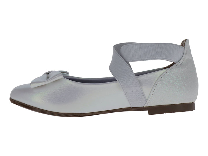 Zapato plano blanco iridiscente para niña con moño frontal y correas cruzadas.