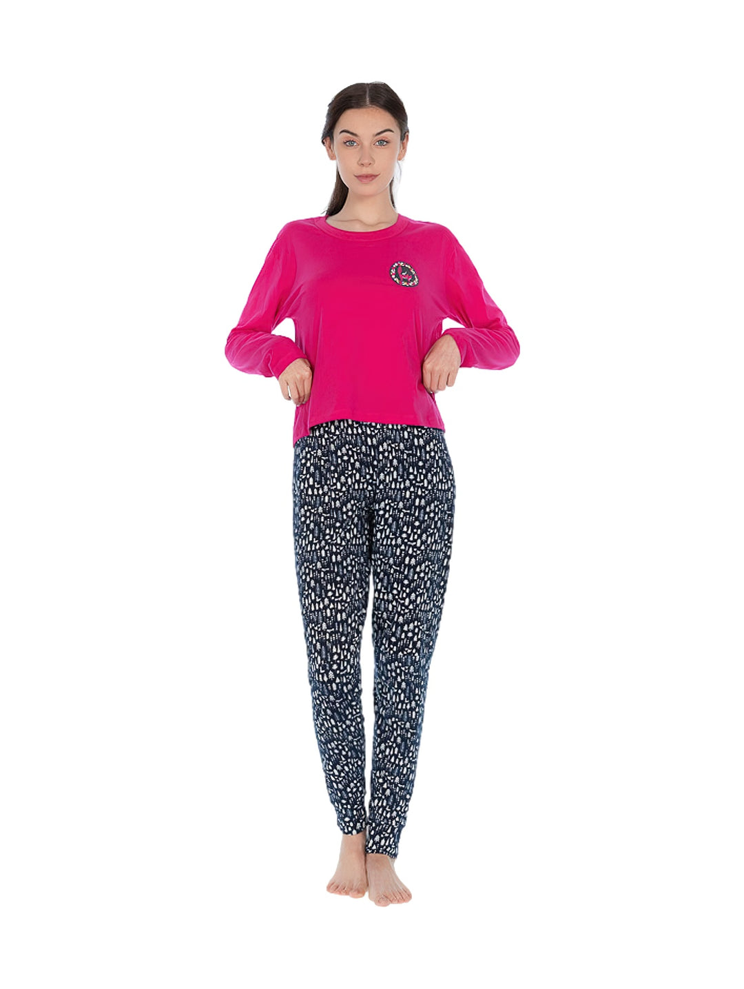 Conjunto de pijama para Mujer con playera fucsia de manga larga y pantalón azul marino con estampado blanco.