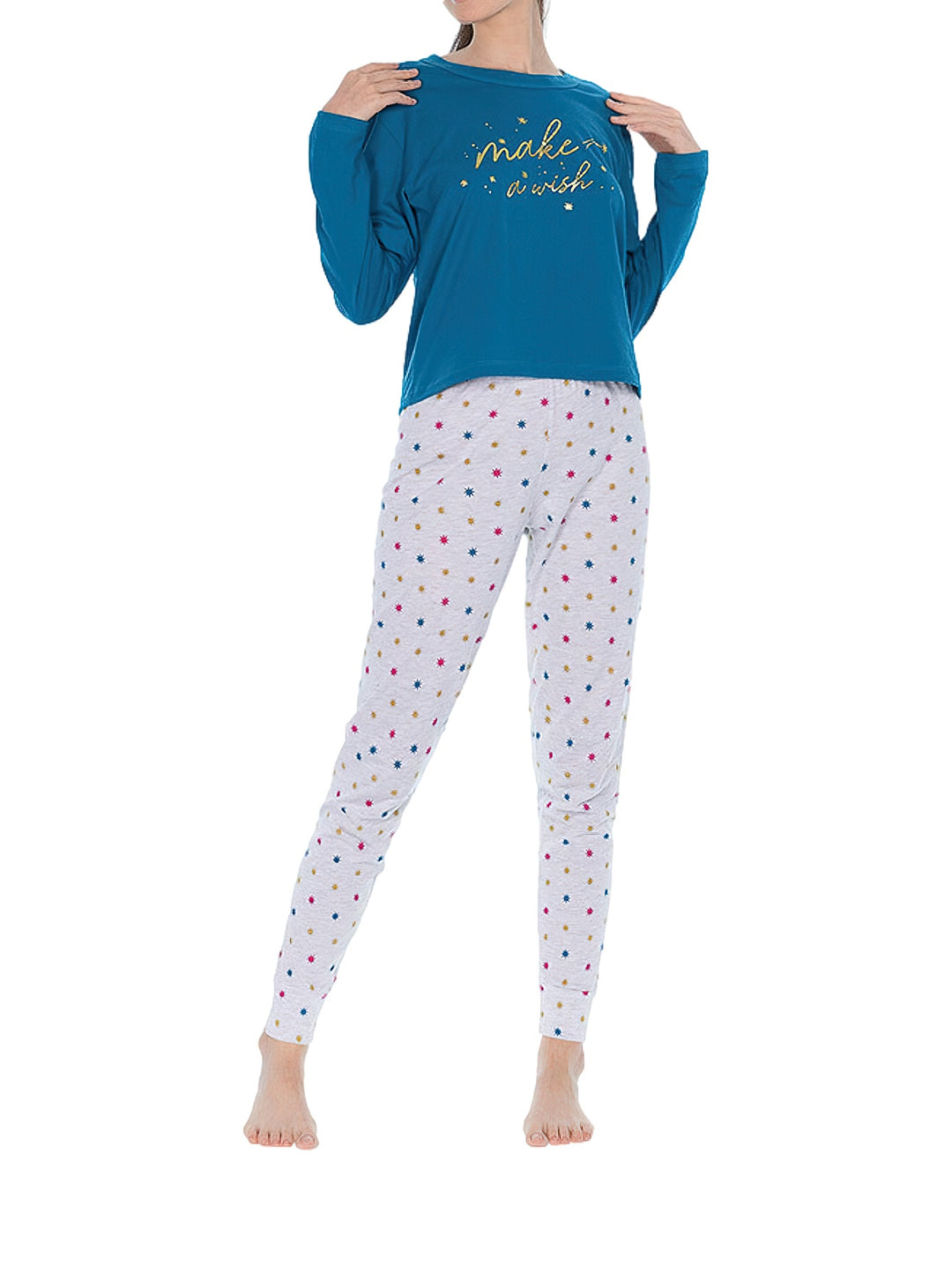 Pijama de dos piezas con playera azul petróleo de manga larga y pantalón blanco con lunares coloridos.