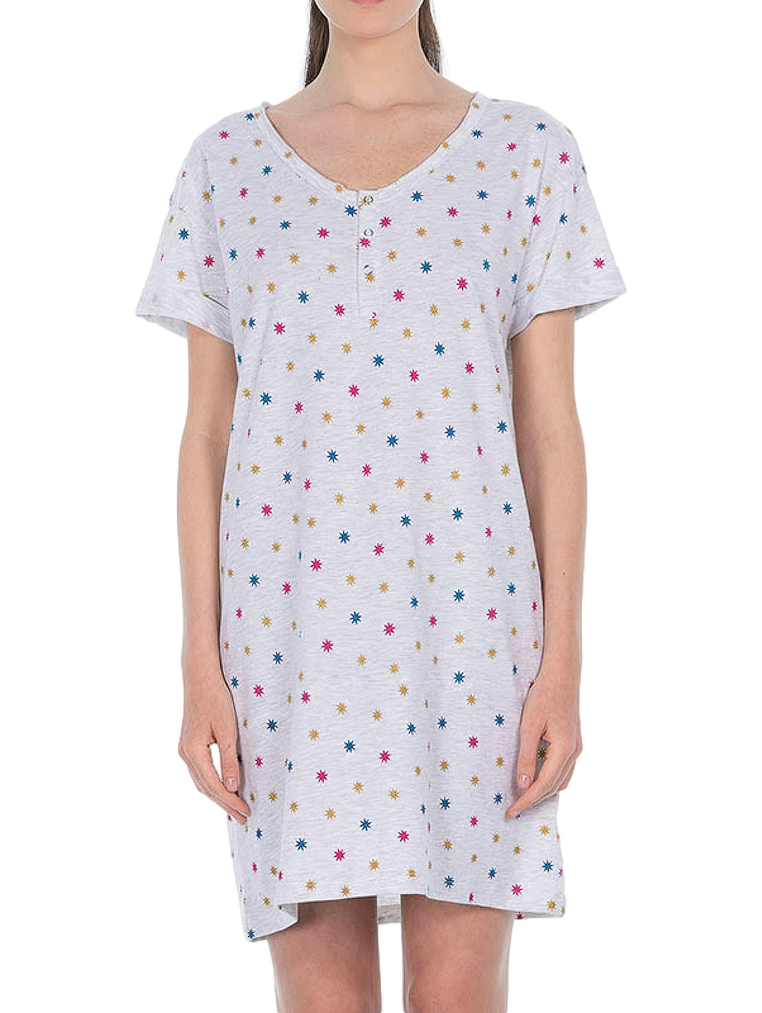 Camisón corto color gris jaspeado con estampado de pequeñas estrellas multicolores y cuello en V.