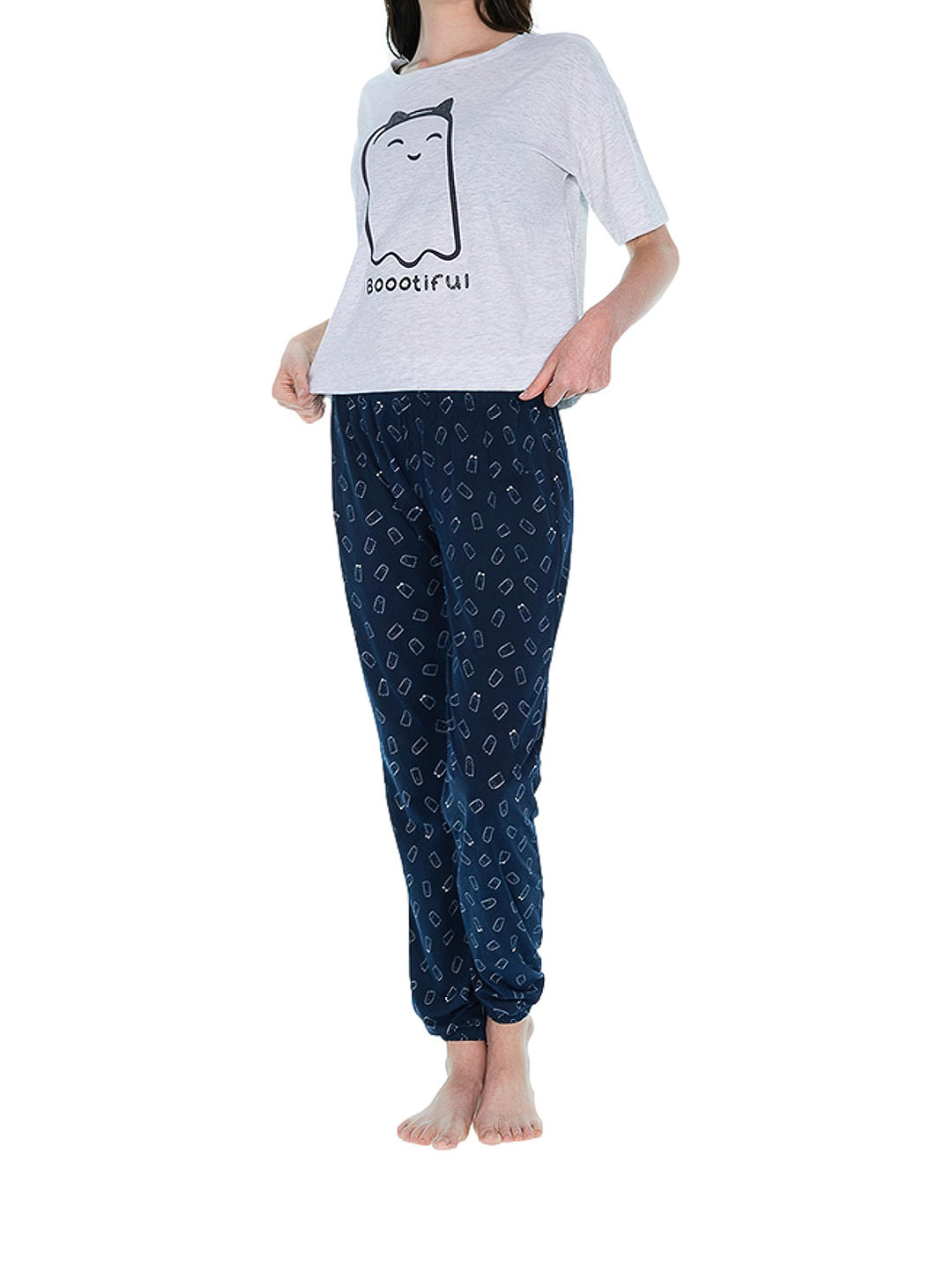 Conjunto de pijama con camiseta gris claro y pantalón azul marino con pequeños estampados blancos.