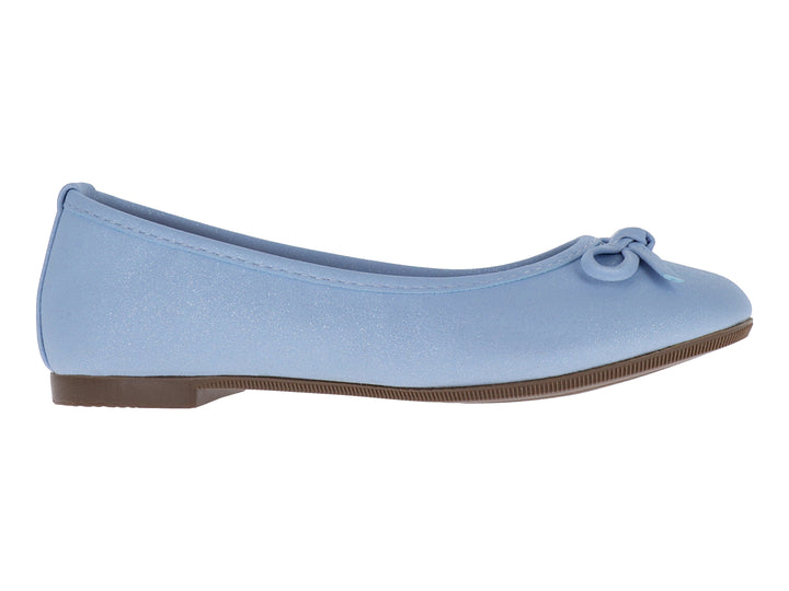 Zapato plano color azul claro con moño decorativo en la parte frontal y suela marrón.