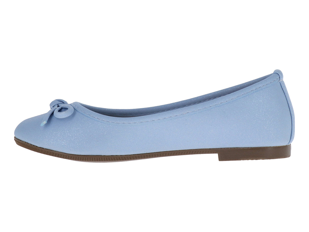 Zapato plano color azul claro con moño decorativo en la parte frontal y suela marrón.