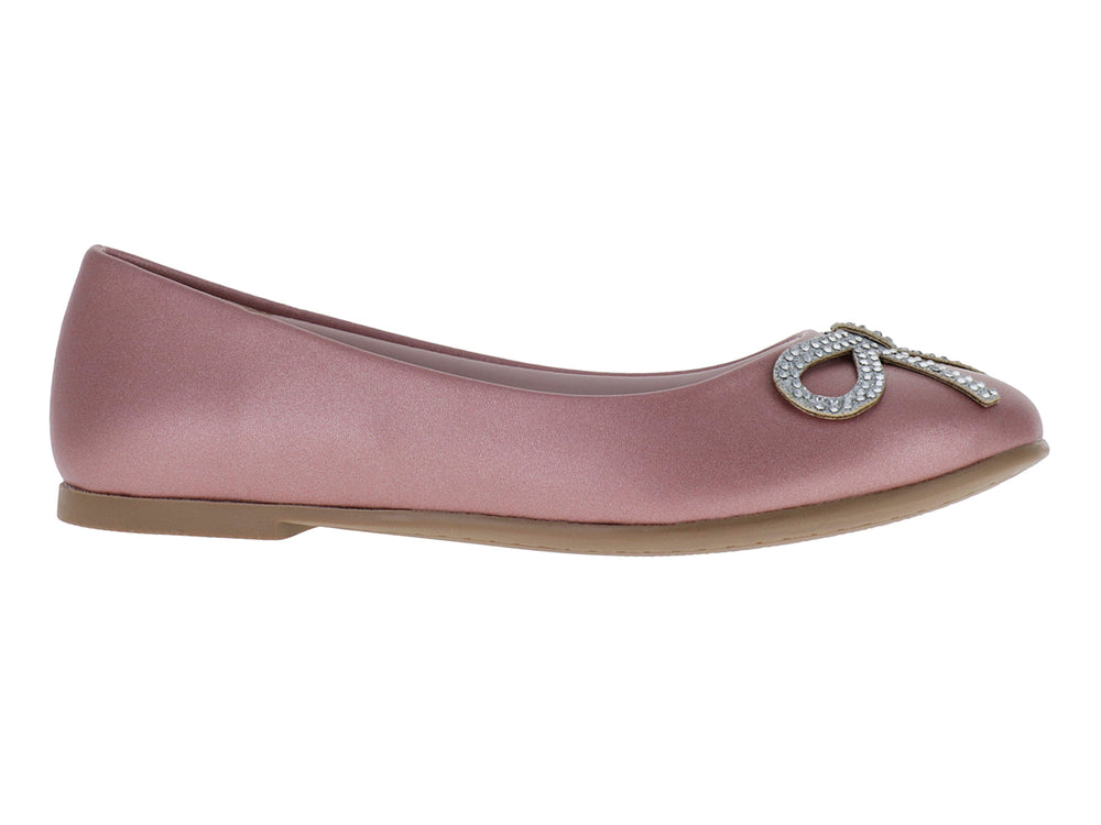 Zapato plano color rosa cuarzo con detalle de moño decorado con cristales brillantes en la parte frontal.