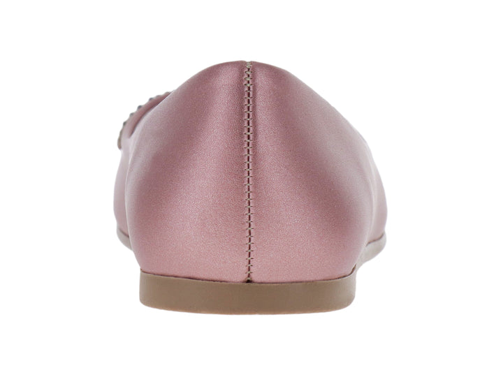 Zapato plano color rosa cuarzo con detalle de moño decorado con cristales brillantes en la parte frontal.
