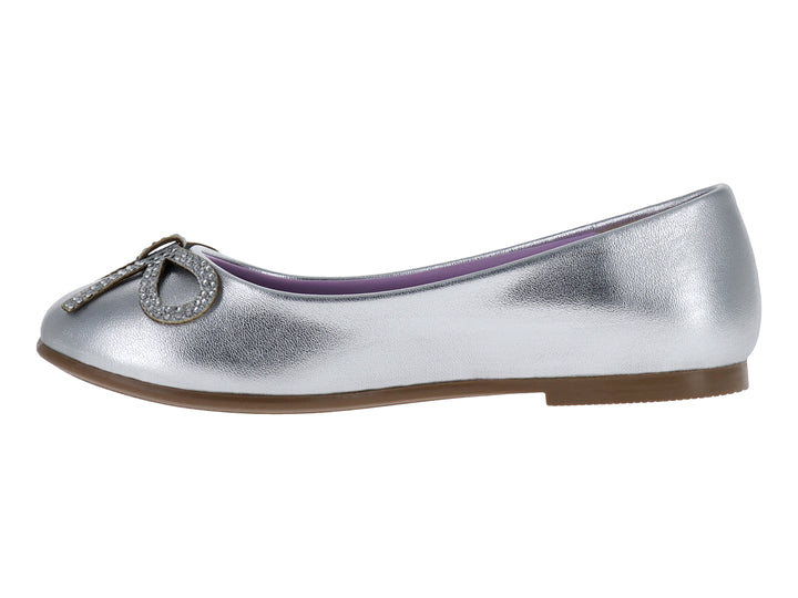 Zapato plano color plata para niña con detalle de moño brillante en la parte frontal y plantilla morada.