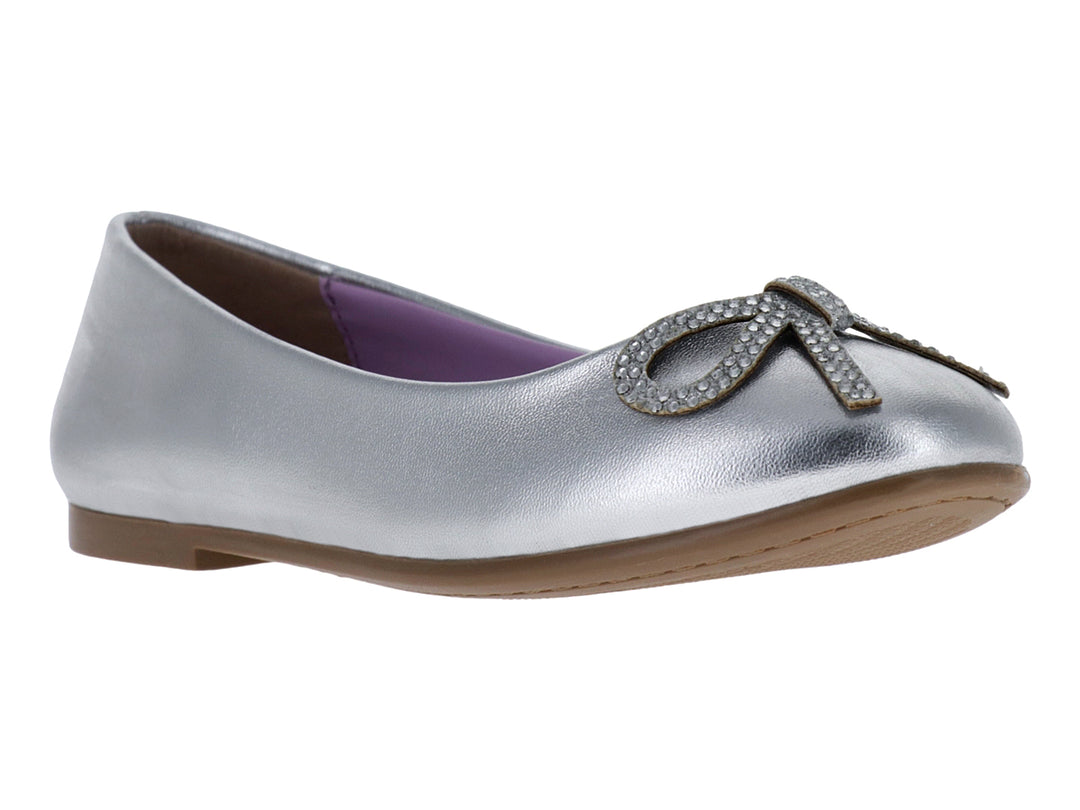 Zapato plano tipo ballerina color plata con moño decorativo brillante en la punta y plantilla morada.