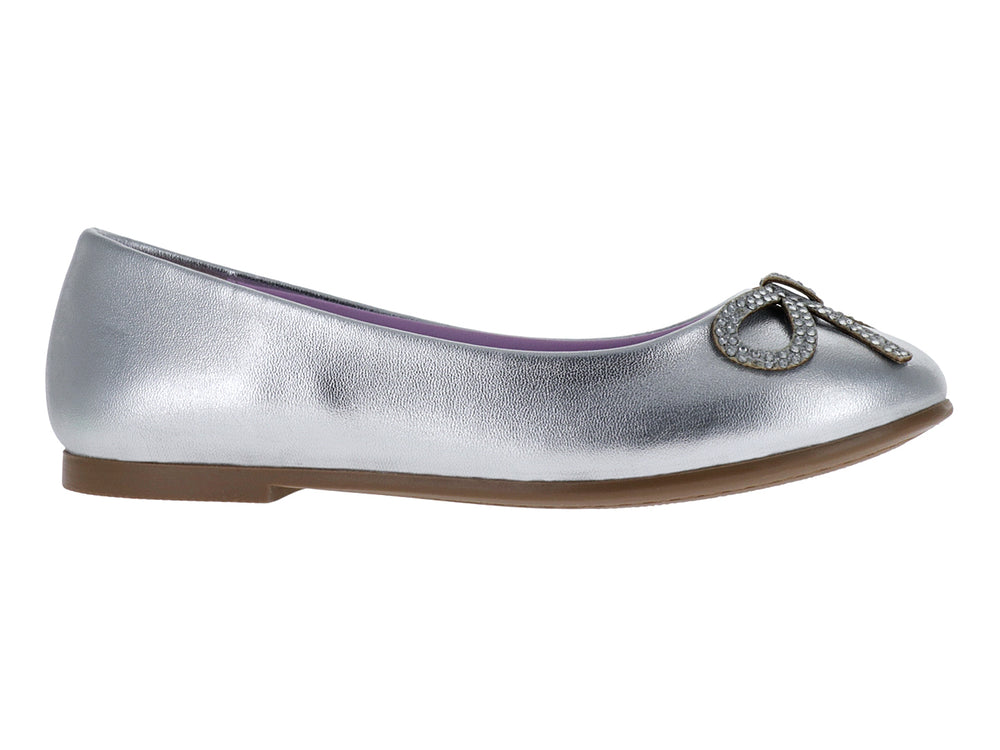 Zapato plano tipo ballerina color plata con moño decorativo brillante en la punta y plantilla morada.