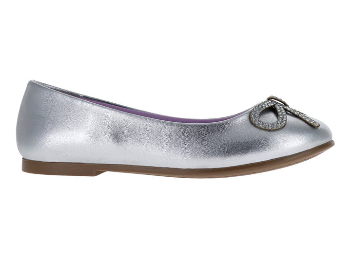 Zapato plano tipo ballerina color plata con moño decorativo brillante en la punta y plantilla morada.