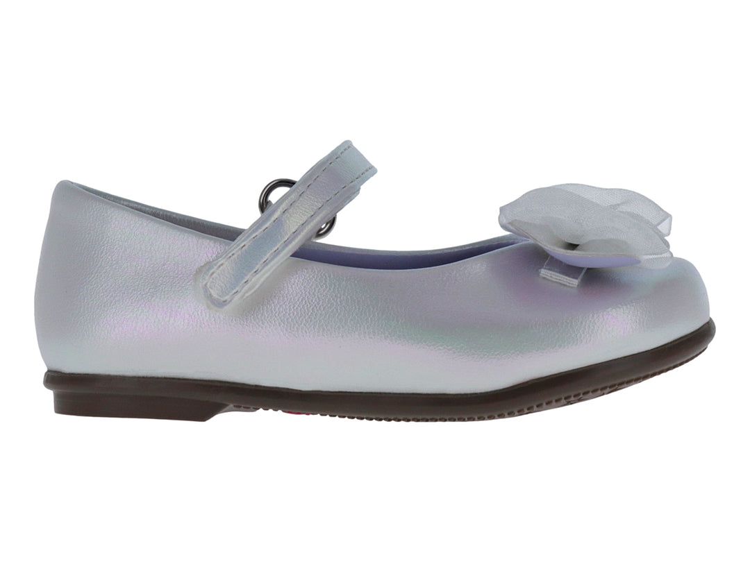 Zapato plano blanco brillante para niña con moño decorativo y correa de ajuste.